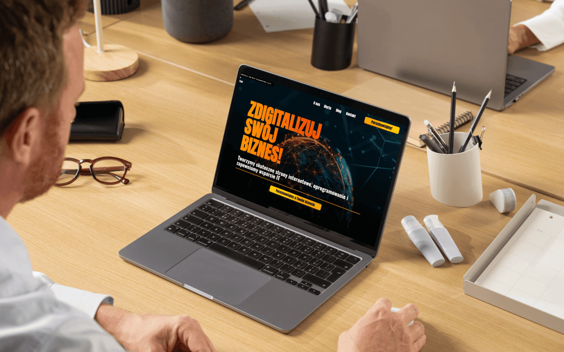 Laptop z strona digitalvantage.pl na minimalistycznym biurku w nowoczesnym biurze