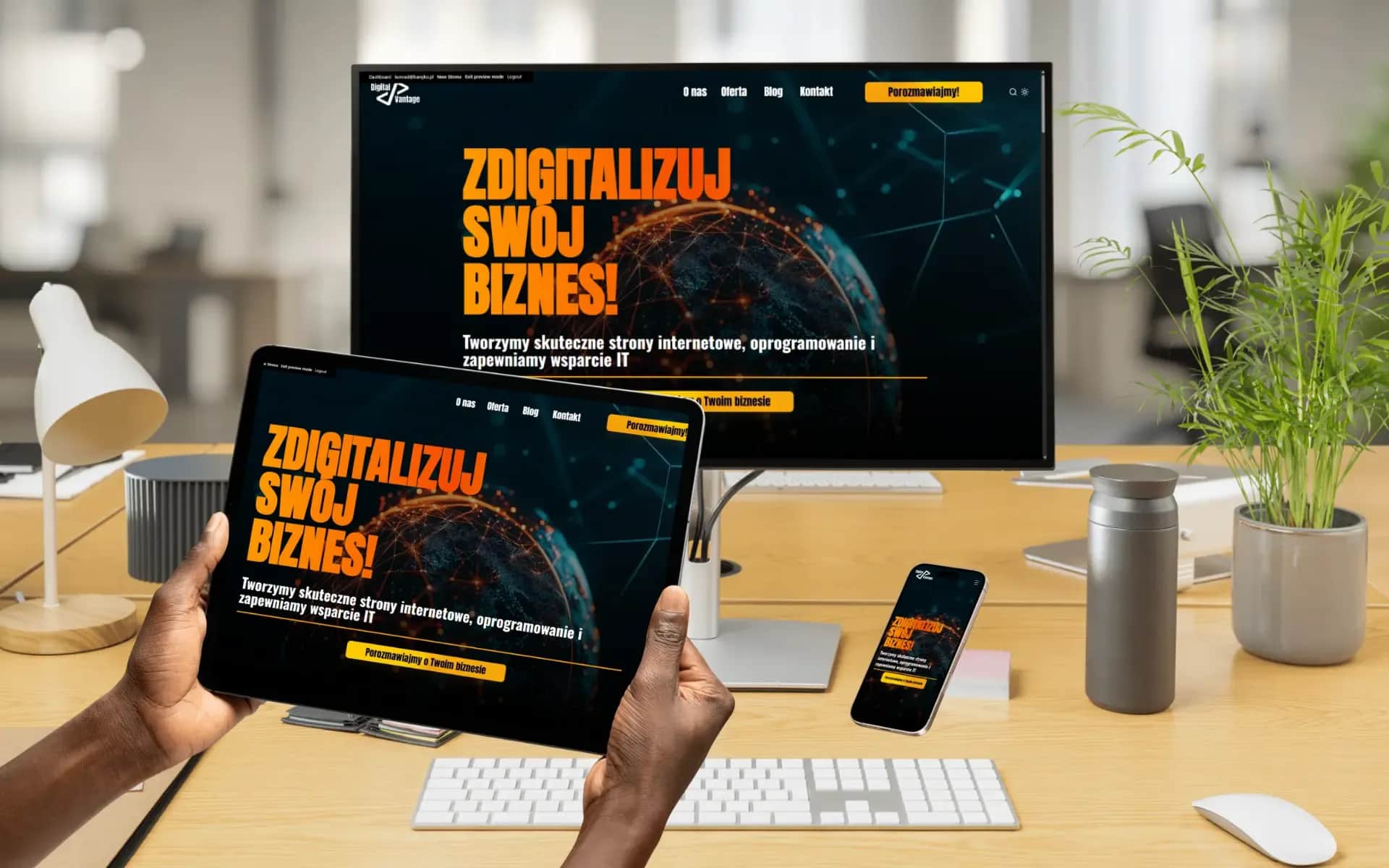 Trzy ekrany pokazujące wizytówkę, landing page i portal internetowy w minimalistycznym stylu